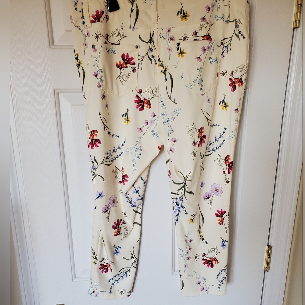 Time and Tru XL 16-18 Floral Capri Pants EUC - Picture 2 of 6